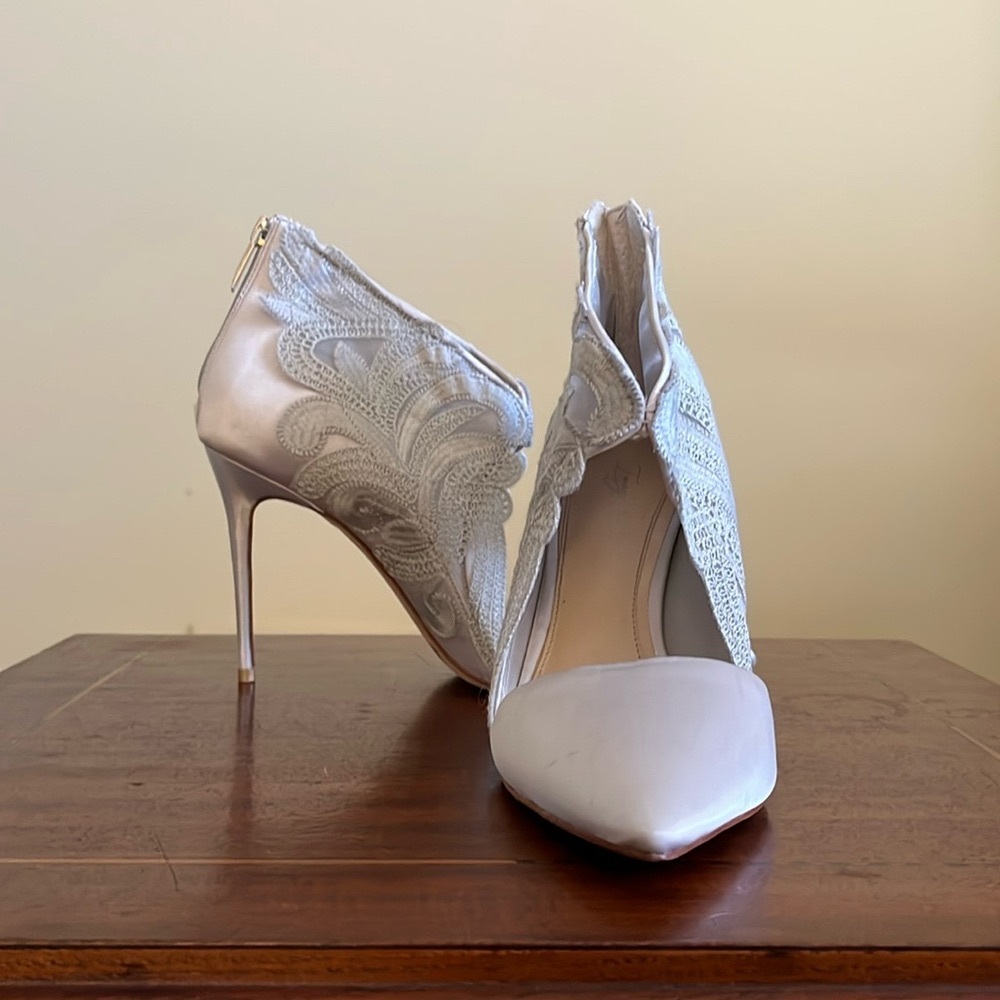 IMAGINE Vince Camuto - Satin & Lace Bootie Stilleto in Platinum - 9